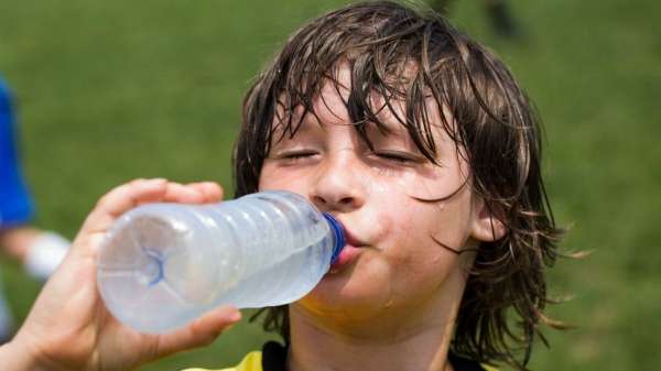 يجب على الناس شرب كمية كافية من الماء للحفاظ على برودة أجسادهم