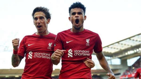 كوستاس تسيميكاس (يسار) لاعب ليفربول مع زميله لويس دياز (يمين) بعد أن سجل الثاني الهدف التاسع خلال المباراة ضد بورنموث