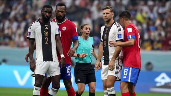 دخلت الحكمة الفرنسية ستيفاني فرابارت التاريخ في قطر 2022 كأول امرأة تدير مباراة نهائيات كأس العالم.