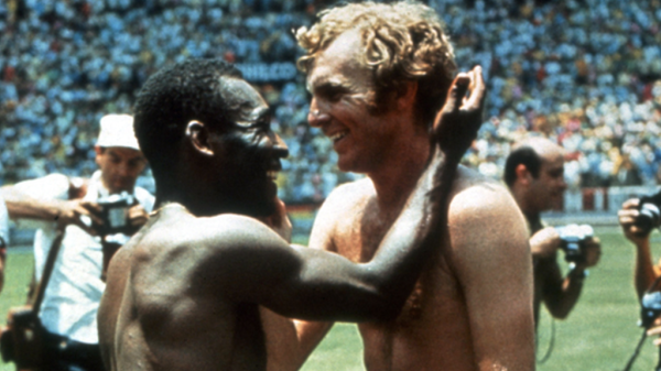 بيليه يتبادل القمصان مع بوبي مور لاعب المنتخب الانجليزي، في نهائيات كأس العالم عام 1970.