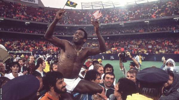 بيليه فوق أعناق زملائه في فريق كوزموس في نيويورك، بعد آخر مبارياته الرسمية، عام 1977، بعدما سجل 1281 هدفا في 1363 مباراة لعبها خلال مسيرته الكروية التي استمرت 21 عاما.