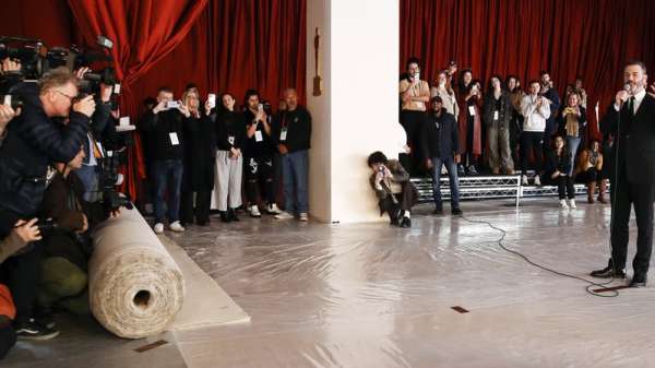 يتحدث المذيع التلفزيوني الأمريكي جيمي كيميل (على اليمين) قبل أن يقوم العمال بطرح السجادة الحمراء حيث تجري الاستعدادات لحفل توزيع جوائز الأوسكار السنوي الخامس والتسعين في لوس أنجلوس ، كاليفورنيا ، الولايات المتحدة الأمريكية ، 8 مارس 2023.