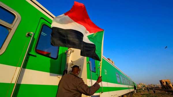 بدأت الاحتفالات في العاصمة السودانية، الخرطوم، بمناسبة مرور عام كامل على بدء الاحتجاجات التي أطاحت بالرئيس السابق عمر البشير بعد ما يقارب 30 عاما في السلطة.