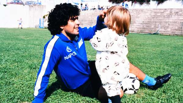 مارادونا وابنته دالما عام 1989