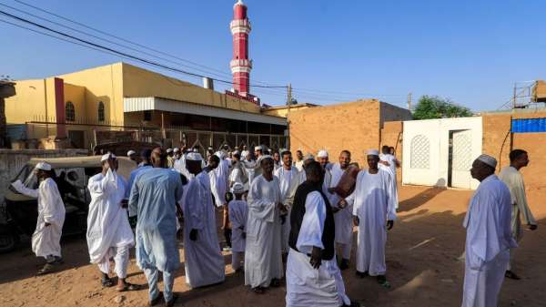 المصلون المسلمون يحيون بعضهم البعض في مسجد الحارة الرابعة في حي جريف غرب الخرطوم.