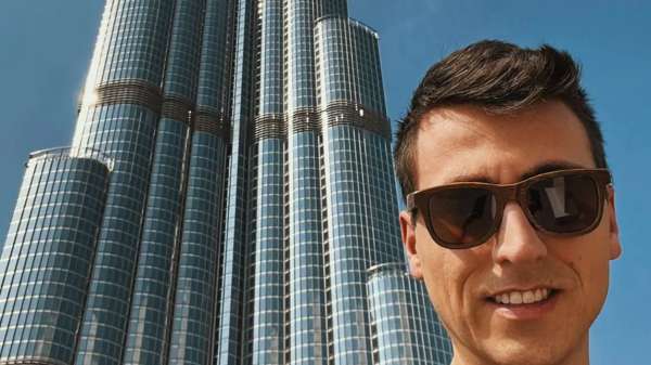 جوليان، 31 عاما، مهندس برمجيات من مونتريال لكنه يعيش في دبي بتأشيرة بدو رقمي