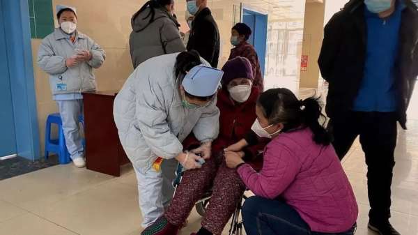 امرأة متقدمة في السن تتلقى علاجا في مستشفى
