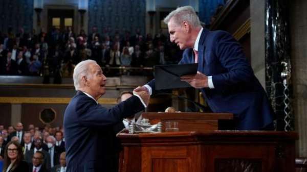 الرئيس الأمريكي جو بايدن ورئيس مجلس النواب كيفن مكارثي
