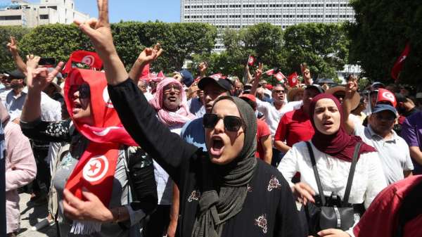يهتفون مطالبين بالتغيير في احتجاجات في تونس