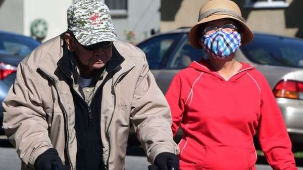 مواطنون أمريكيون يرتدون أقنعة خوفا من فيروس كورونا