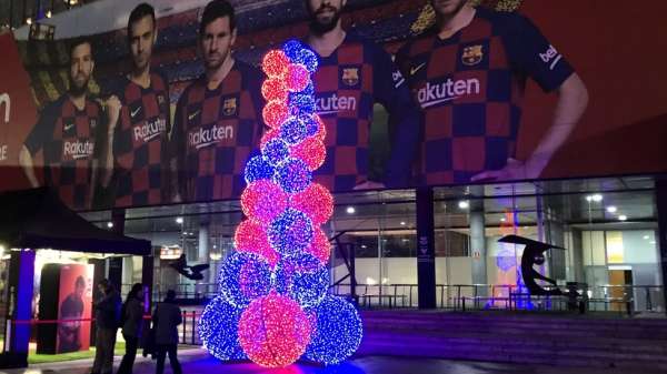 ملعب برشلونة لكرة القدم لديه شجرة مثيرة للدهشة