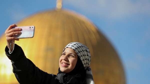 امرأة فلسطينية تلتقط صورة سيلفي