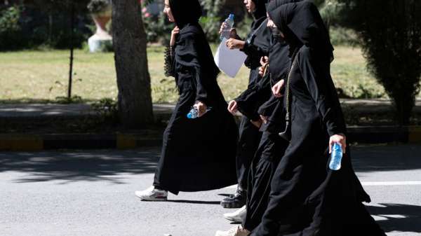 طالبات أفغانيات في طريقهن إلى امتحان القبول