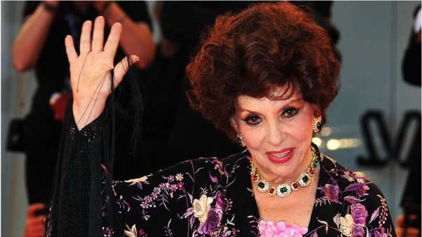 جينا لولوبريجيدا في مهرجان فنيسيا السينمائي عام 2012