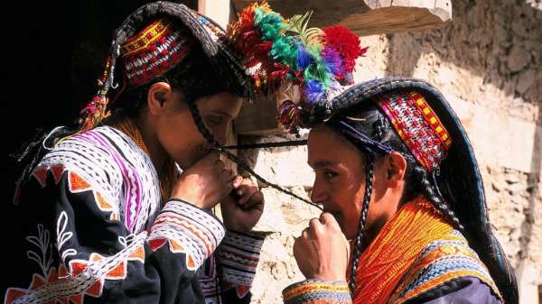 فتاة من الكالاش، ترتدي ملابس تقليدية