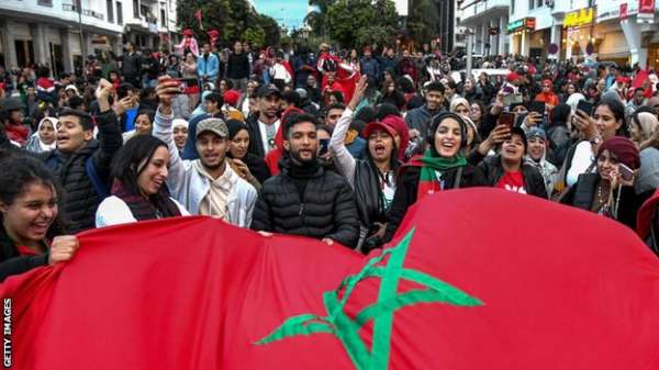 احتفل المغاربة بفوز فريقهم في العاصمة الرباط
