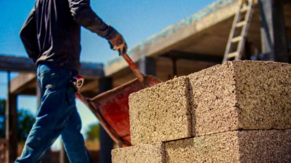 يمكن أن يحل طوب القنب محل طوب الآجر أو الخرسانة في البناء