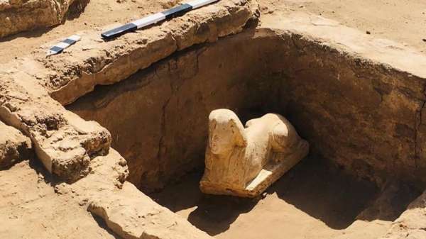 تمثال أبوالهول المصغر بعد إزاحة الرمال عنه قرب معبد دندرة في محاظفة قنا