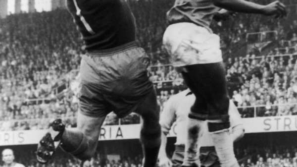 بيليه وحارس المرمى السويدي في نهائي كأس العالم 1958