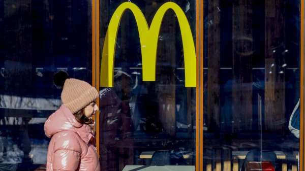 امراة روسيا تمر بجوار مطعم لماكدونالدز