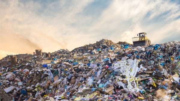 أصبح التلوث البلاستيكي مشكلة بيئية كبيرة