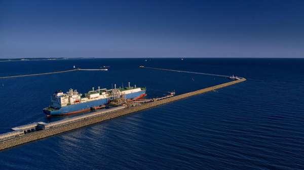 ناقلة الغاز الطبيعي المسال Maran Gas Appolonia تفرغ حمولتها في شفيو أوتشه ببولندا، 15 مايو/أيار 2022