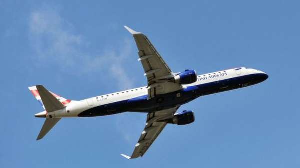 طائرة ركاب تابعة للخطوط الجوية البريطانية وسط سماء زرقاء