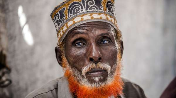 عمر البالغ من العمر 74 عاما كان من بين الأشخاص الذين لجؤوا إلى أحد مخيمات الأمم المتحدة بعد أن فقد منزله في وسط الصومال بسبب الفيضانات التي أضرت بآلاف الأشخاص في شرقي إفريقيا.