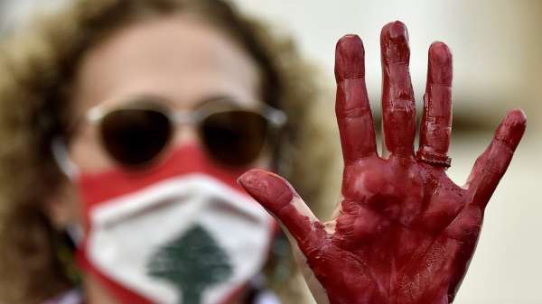 متظاهرة لبنانية