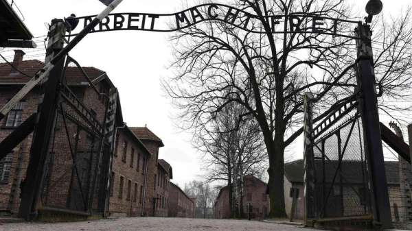 قام النازيون بالحط من مكانة ملايين البشر وأزهقوا أرواحهم، في معسكرات الاعتقال خلال 