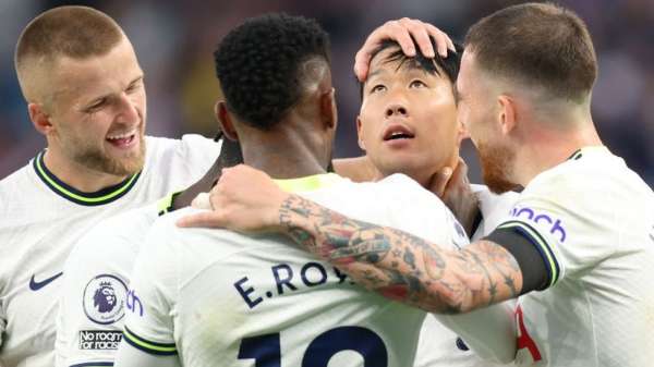 Tottenham celebrate.