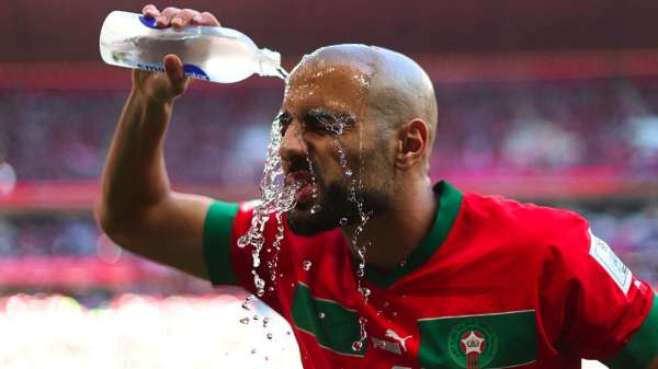 لاعب يصب الماء على رأسه