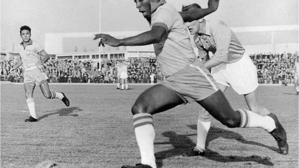 لعب بيليه للبرازيل عام 1960