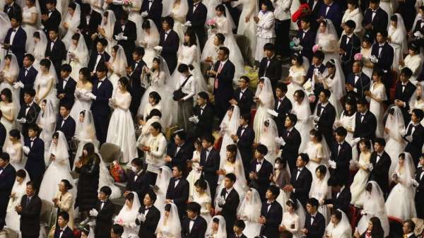 يشارك الآلاف من الأزواج في حفل زفاف جماعي لاتحاد الأسرة من أجل السلام العالمي والتوحيد، المعروف باسم كنيسة التوحيد، في مركز Cheongshim Peace World في Gapyeong-gun ، كوريا الجنوبية في 7 فبراير 2020.