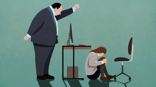 مذيعة مصرية توثق اعتداء عليها بمقر عملها والسلطات تحقق