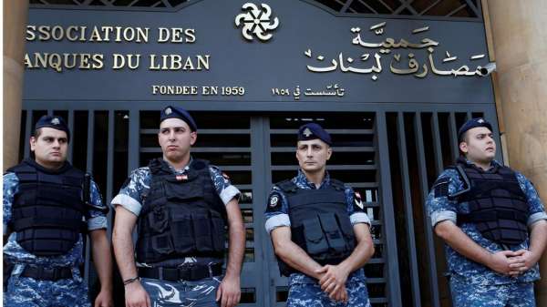 مبنى جمعية المصارف في بيروت خلال الاحتجاجات