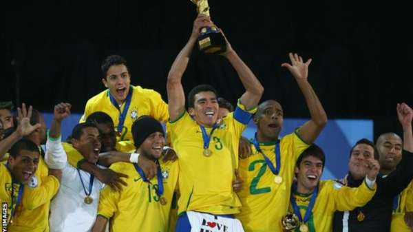 لوسيو يرفع كأس القارات لعام 2009 بعد أن قام بلف قميص