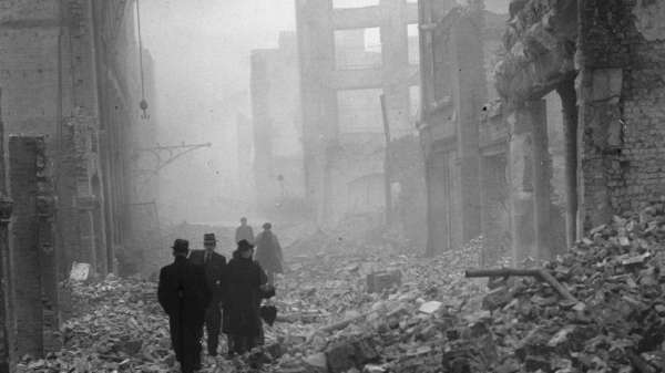 تعرض شارع فور في لندن (في الصورة)لغارات جوية مكثفة لدرجة أنه بحلول عام 1951 تم تسجيل 51 شخصا فقط يعيشون في المنطقة