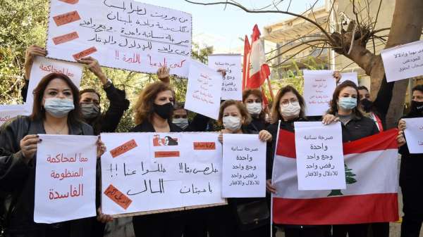 لبنانيات محتجات على سوء الأحوال الاقتصادية.