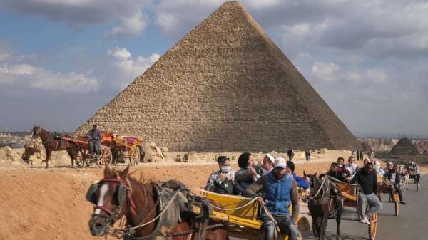 صورة أرشيفية لسائحين في منطقة الأهرامات