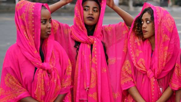 شابات إثيوبيات بالملابس التقليدية لمنطقة شرقي البلاد في احتفال تدشين ميدان مسكل بعد تجديده.