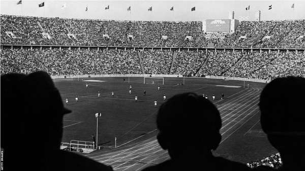 الملعب الأولمبي، القادر على استيعاب 100 ألف شخص، مباراة نصف نهائي النرويج ضد إيطاليا في بطولة كرة القدم الأولمبية لعام 1936 في برلين