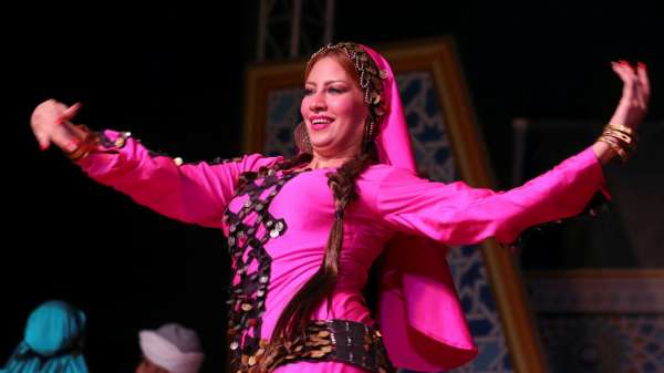 راقصة من فرقة رضا المصرية على مسرح دار الأوبرا في القاهرة الأربعاء.