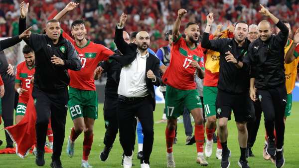 وليد الركراكي يتصدر الاحتفالات بعد أن أصبح المغرب أول فريق أفريقي يصل إلى نصف نهائي المونديال