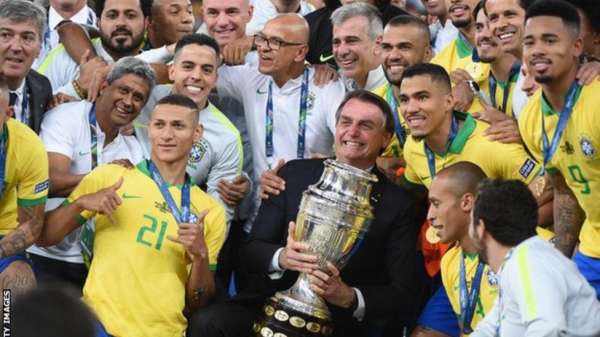 يقف بولسونارو مع كأس كوبا أمريكا بعد فوز البرازيل على بيرو في نهائي 2019