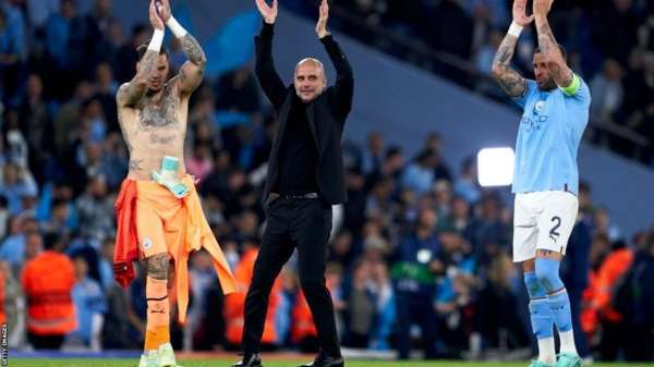 بيب غوارديولا يحتفل مع لاعبيه بعد فوز مانشستر سيتي على ريال مدريد