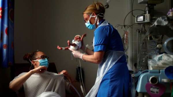 ممرضة تناول أما طفلها المولود للتو