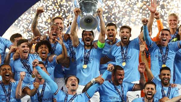 إيلكاي غوندوجان لاعب مانشستر سيتي يرفع الكأس