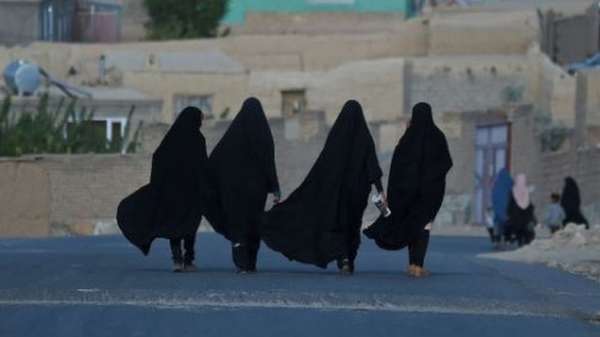 نساء يسرن في أحد الشوارع بأفغانستان