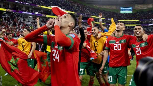 فاجأ المنتخب المغربي لكرة القدم العالم عندما حل رابعاً في نهائيات كأس العالم 2022 في قطر محققاً أرقام قياسية